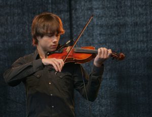 1169px-Alexander_Rybak_on_the_2011_rose_march_tribute_in_Oslo